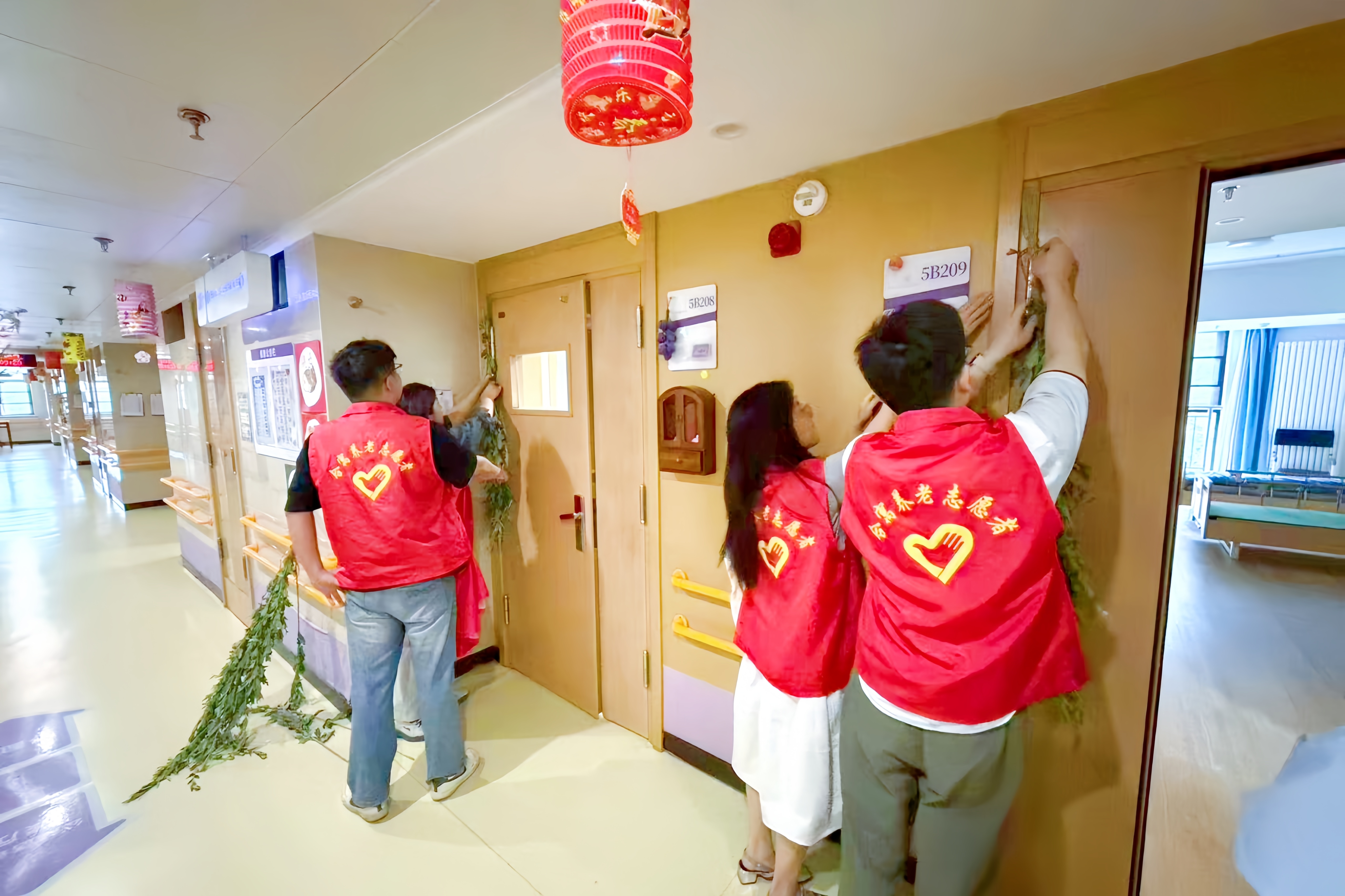 志愿者们入户为养老中心老人房门插艾,祈愿端午安康.jpg